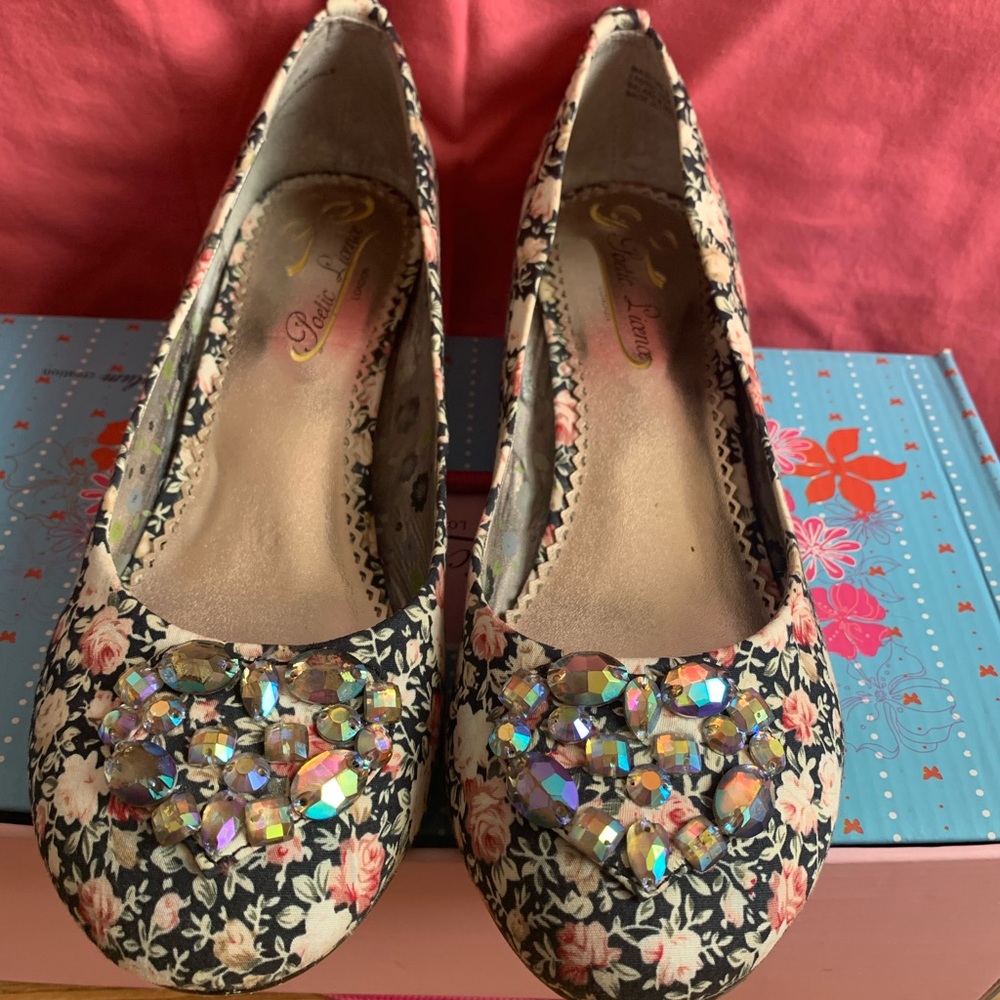 Poetic License Women’s shoes, sz 7, blk w/flowers & rhinestone accents.